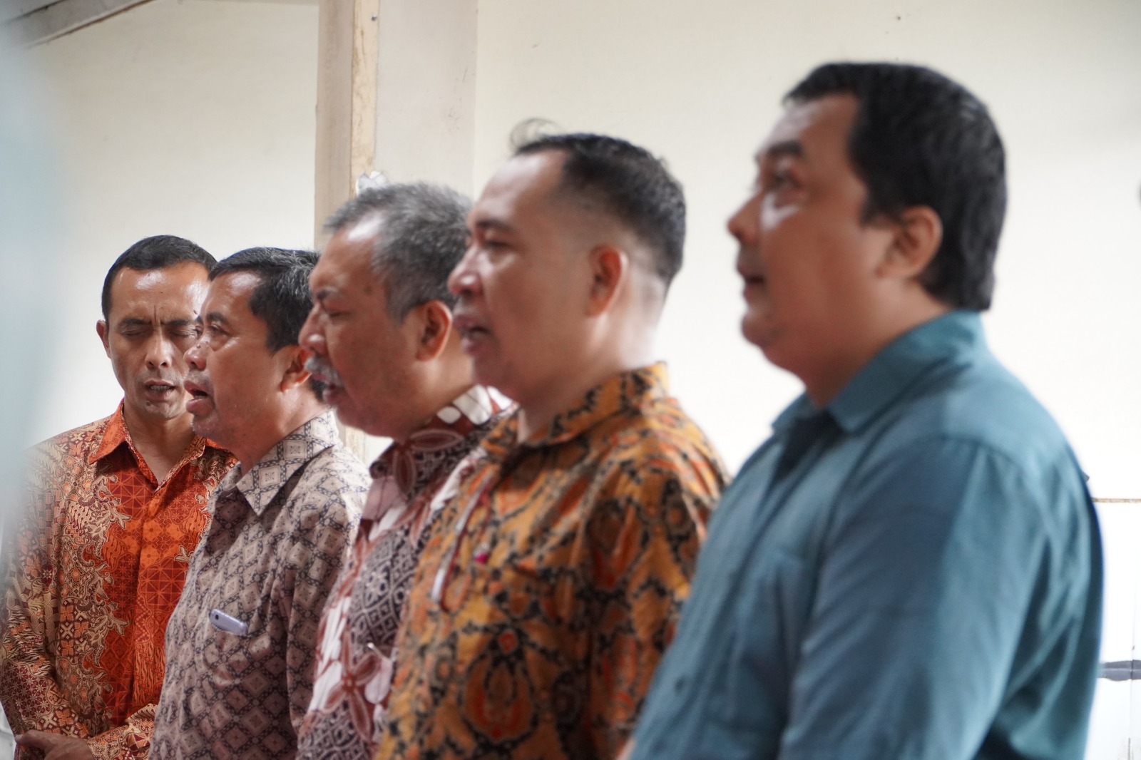 14. Khusyuk dan Penuh Semangat Menyanyikan Lagu Indonesia Raya